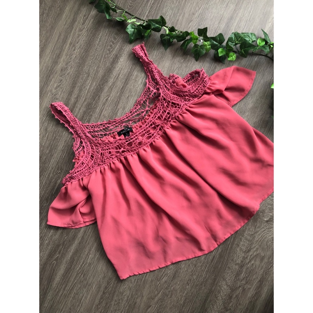 Cold shoulder cropped top 🌸